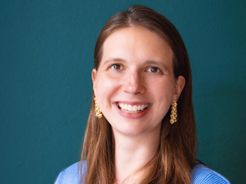 Schmückt wie gedruckt – wie Marie Boltenstern Code in Gold verwandelt